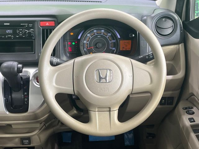 �C���e���A�ɍ��킹���f�U�C���̃X�e�A�����O�́A�^�]�������̂��Ƃ��l���A�^�]���₷���`��A�傫���ł��B�����x�A���ۂɐG���Ă��m���߂��������B
