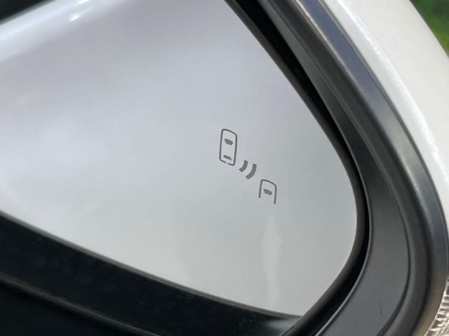 【ブラインドスポットモニター】走行中、ドアミラーの死角になりやすい箇所に後続車が接近するとサイドミラーのレンズに警告を表示!ドライバーに注意喚起をしてくれます。