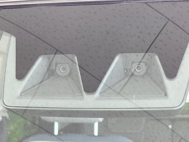 【スマートアシスト】走行中に前方の車両等を認識し、衝突しそうな時は警報とブレーキで衝突回避と被害軽減をアシスト。より安全にドライブをお楽しみいただけます。