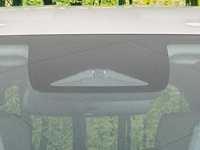 【ホンダセンシング】走行中に前方の車両等を認識し、衝突しそうな時は警報とブレーキで衝突回避と被害軽減をアシスト。より安全にドライブをお楽しみいただけます。