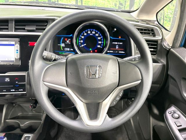 �C���e���A�ɍ��킹���f�U�C���̃X�e�A�����O�́A�^�]�������̂��Ƃ��l���A�^�]���₷���`��A�傫���ł��B�����x�A���ۂɐG���Ă��m���߂��������B