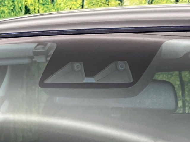 【スマートアシスト】走行中に前方の車両等を認識し、衝突しそうな時は警報とブレーキで衝突回避と被害軽減をアシスト。より安全にドライブをお楽しみいただけます。