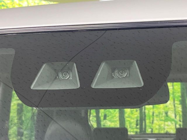 【スマートアシスト】走行中に前方の車両等を認識し、衝突しそうな時は警報とブレーキで衝突回避と被害軽減をアシスト。より安全にドライブをお楽しみいただけます。