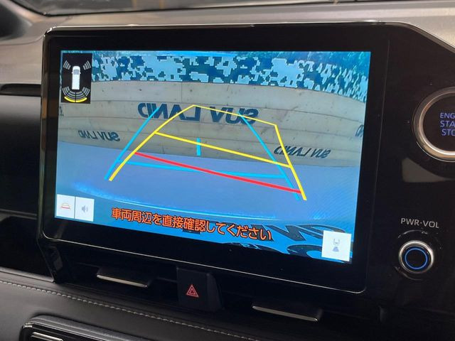 【バックカメラ】駐車時に後方がリアルタイム映像で確認できます。大型商業施設や立体駐車場での駐車時や、夜間のバック時に大活躍!運転スキルに関わらず、今や必須となった装備のひとつです!
