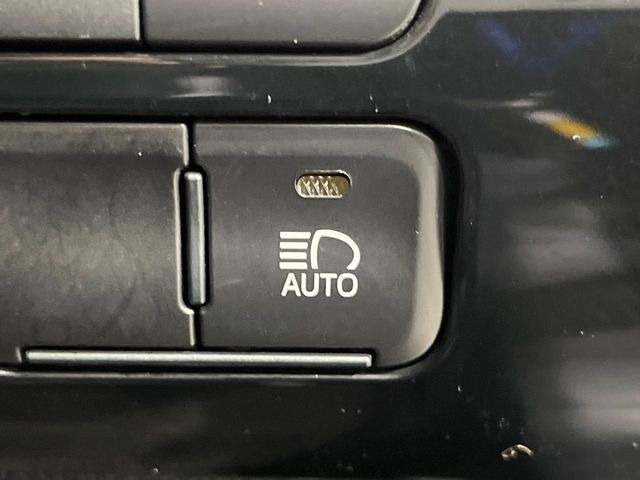 【アダプティブハイビーム】遠くまで明るく照らすハイビームを先行車や対向車に照射しない様、自動で調整!毎回手動で切り替える必要がなく、夜間走行時のストレスも軽減。安全性向上にも寄与します。