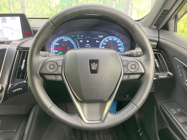 �C���e���A�ɍ��킹���f�U�C���̃X�e�A�����O�́A�^�]�������̂��Ƃ��l���A�^�]���₷���`��A�傫���ł��B�����x�A���ۂɐG���Ă��m���߂��������B