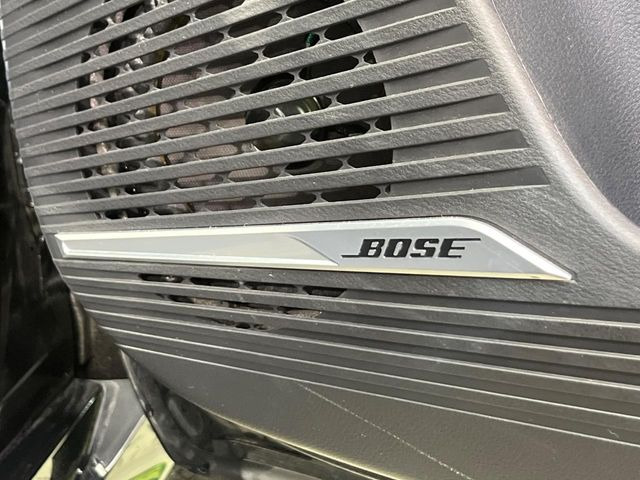 【BOSEサウンドシステム】メーカーオプションの高品位サウンドシステムを搭載。専用のチューニングが施された大小様々なスピーカーから良質なサウンドが奏でられ、臨場感あふれる音響空間を演出します。