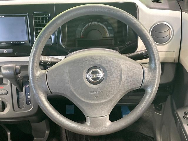 �C���e���A�ɍ��킹���f�U�C���̃X�e�A�����O�́A�^�]�������̂��Ƃ��l���A�^�]���₷���`��A�傫���ł��B�����x�A���ۂɐG���Ă��m���߂��������B