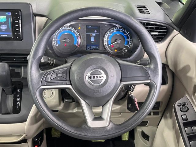 �C���e���A�ɍ��킹���f�U�C���̃X�e�A�����O�́A�^�]�������̂��Ƃ��l���A�^�]���₷���`��A�傫���ł��B�����x�A���ۂɐG���Ă��m���߂��������B