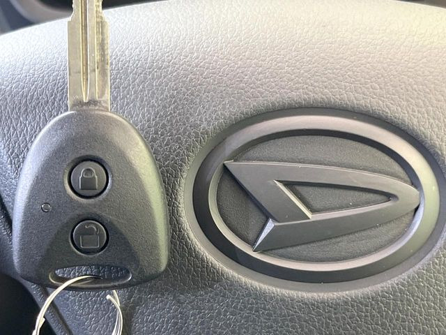 【キーレス】少し離れた場所からでもボタン一つでドアの開錠・施錠ができるのでとっても便利!ドアの鍵穴周りに傷をつけることもありません♪