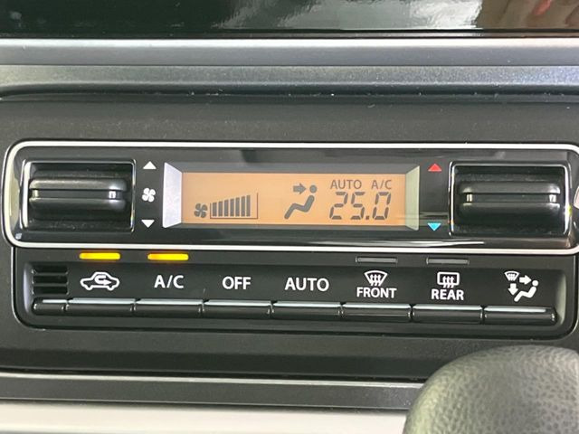 【オートエアコン】一度お好みの温度に設定すれば、車内の温度を検知し風量や温度を自動で調整。暑い&hellip;寒い&hellip;と何度もスイッチ操作をする必要はありません。快適な車内空間には必須の機能ですね♪