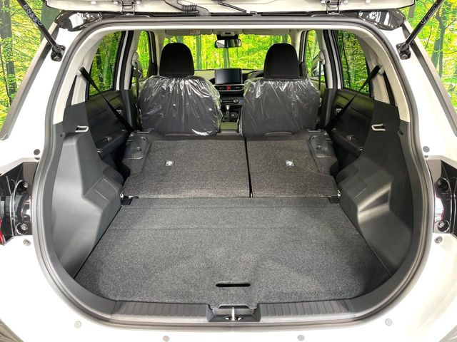 後席を格納すると、これだけの広さが!シーンに合わせたシートアレンジで、大きな荷物も積むことが出来ます♪