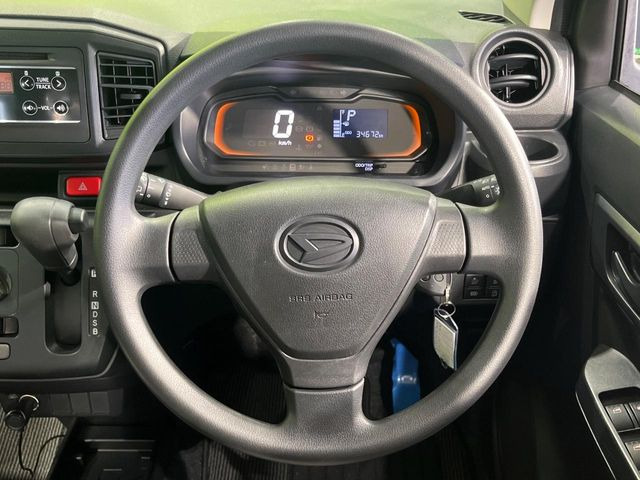 インテリアに合わせたデザインのステアリングは、運転される方のことも考え、運転しやすい形状、大きさです。是非一度、実際に触ってお確かめください。