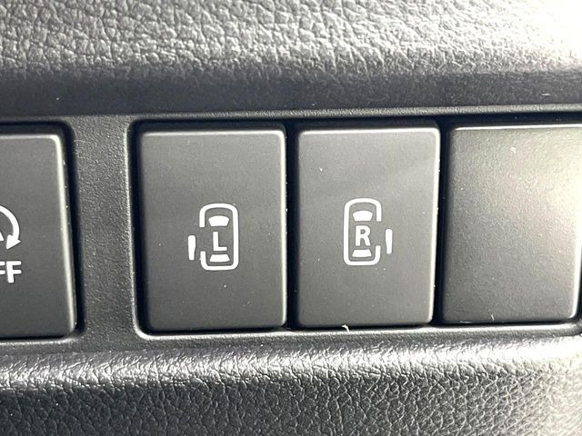 【両側パワースライドドア】スマートキーや運転席のスイッチで後席両側スライドドアの開閉が可能♪電動だから力を入れてドアを開ける必要が無く、小さなお子様でも簡単に開け閉めでき快適です♪