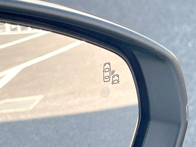 ●ブラインドアシストセンサー:視角からの車を感知し、ドライバーが車線変更を行う際に、警告音と共に注意を促してくれる安全支援機能です!