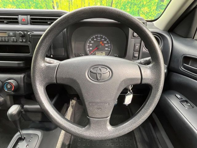 �C���e���A�ɍ��킹���f�U�C���̃X�e�A�����O�́A�^�]�������̂��Ƃ��l���A�^�]���₷���`��A�傫���ł��B�����x�A���ۂɐG���Ă��m���߂��������B