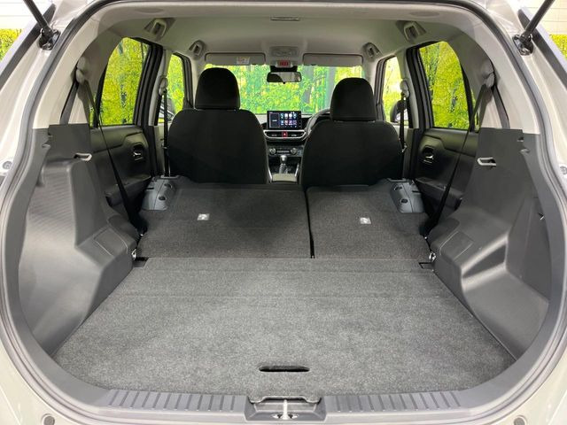 積み下ろしのしやすいデッキにはたっぷりと荷物を積み込んでいただけます。遊びから仕事まで、様々なシーンで頼れます♪