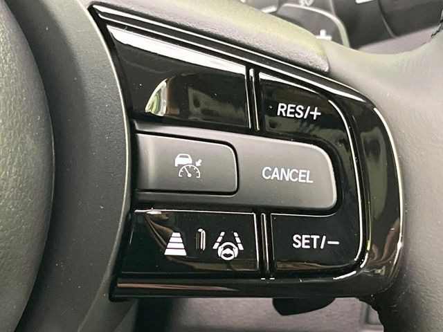 【アダプティブクルーズコントロール】高速道路での長距離走行が楽に!!自動で速度を保つクルーズコントロールが、衝突軽減システムと連携し、前方の車両を感知して車間を保つように速度調節してくれます!!