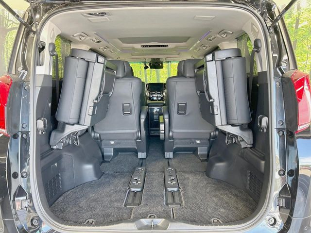 後席を格納すると、これだけの広さが!シーンに合わせたシートアレンジで、大きな荷物も積むことが出来ます♪
