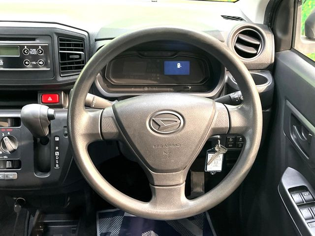 インテリアに合わせたデザインのステアリングは、運転される方のことも考え、運転しやすい形状、大きさです。是非一度、実際に触ってお確かめください。