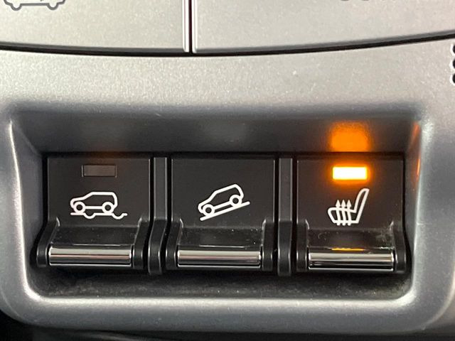 【シートヒーター】寒い日に重宝するシートヒーター!エアコンより早く温まってくれるので寒がりの人も安心ですね♪エアコンの温風は乾燥するから苦手、という方にもをおすすめです。