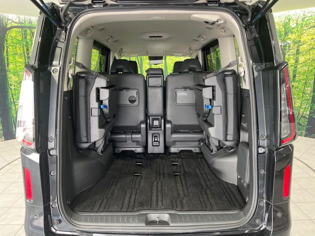 後席を格納すると、これだけの広さが!シーンに合わせたシートアレンジで、大きな荷物も積むことが出来ます♪