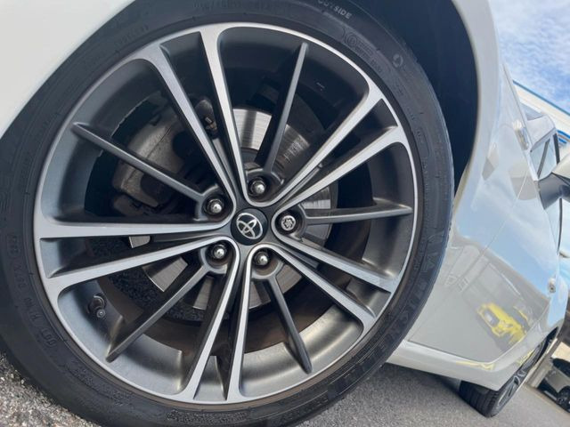�y����17�C���`�A���~�z�C�[���z�O�ςɃ}�b�`���������A���~�z�C�[���𑕒����Ă���܂��B�e��ЊO�A���~�z�C�[����A�X�^�b�h���X�^�C�����戵�����Ă���܂��B���񂲑��k����������