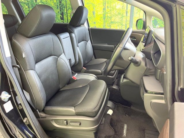 運転席まわりには十分なスペースがあり、大柄な方でもゆったり運転していただける環境です。