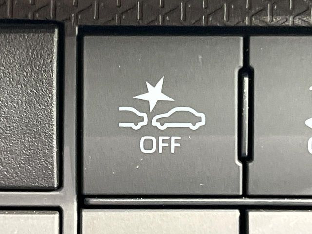 【スマートアシスト】走行中に前方の車両等を認識し、衝突しそうな時は警報とブレーキで衝突回避と被害軽減をアシスト。より安全にドライブをお楽しみいただけます。