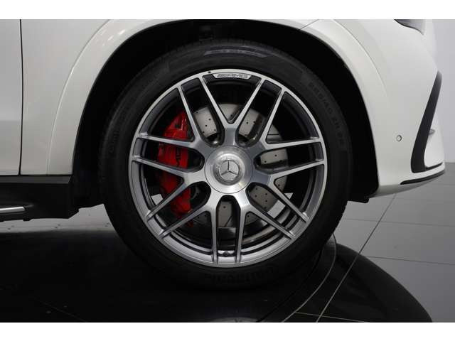 AMG��p22�C���`�A���~�z�C�[���B�t�����g285/����325�̃��C�h�^�C�����A���[�h�z�[���f�B���O�Ƒ����̔��͂𐶂ݏo���܂��B�K�����Ȃ��R���f�B�V�����ǍD�ł��B