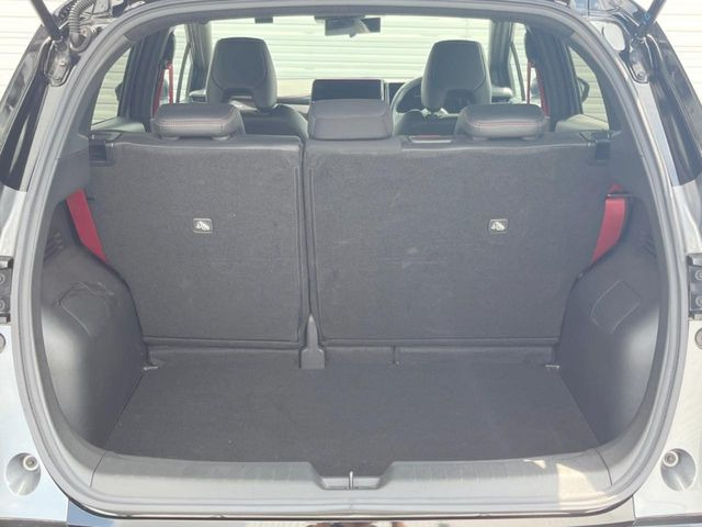 積み下ろしのしやすいデッキにはたっぷりと荷物を積み込んでいただけます。遊びから仕事まで、様々なシーンで頼れます♪