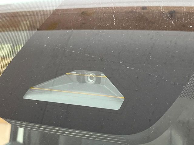 【トヨタセーフティセンス】走行中に前方の車両等を認識し、衝突しそうな時は警報とブレーキで衝突回避と被害軽減をアシスト。より安全にドライブをお楽しみいただけます。