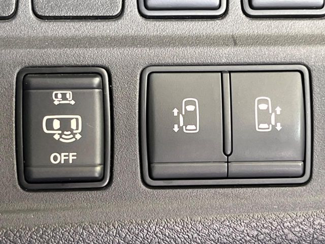【ハンズフリー機能付き両側パワースライドドア】スライドドアの下に足先を入れてすぐ引くと、自動的にスライドドアが開閉します!荷物で両手がふさがった状態でも、ドアの開閉ができてとっても便利!