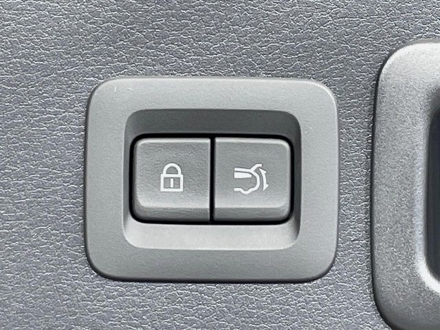 【パワーバックドア】スマートキーや運転席のボタンを押すだけでリアゲートが自動で開閉します!荷物を持っている時や、高い位置にあるバックドアを閉める際に便利な機能です♪