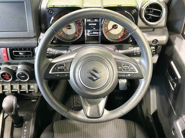 【純正革巻きステアリング】上質な革を使用することで、手にしっかり馴染みとても運転しやすいハンドルです♪