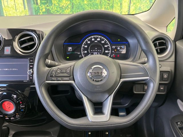 �C���e���A�ɍ��킹���f�U�C���̃X�e�A�����O�́A�^�]�������̂��Ƃ��l���A�^�]���₷���`��A�傫���ł��B�����x�A���ۂɐG���Ă��m���߂��������B