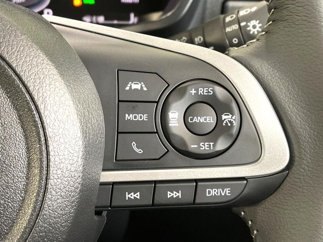 【レーダークルーズコントロール】高速道路での長距離走行が楽に!!自動で速度を保つクルーズコントロールが、衝突軽減システムと連携し、前方の車両を感知して車間を保つように速度調節してくれます!!