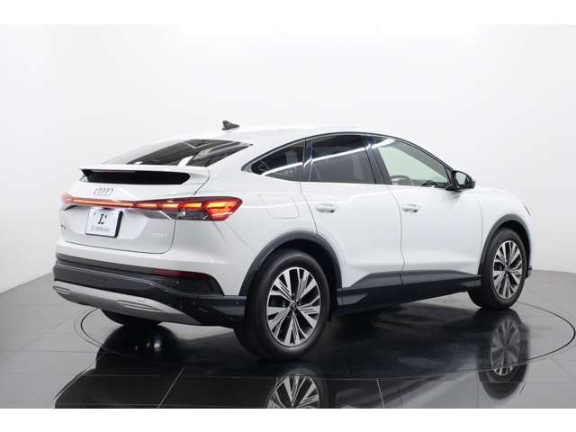 advanced�O���[�h�̐�p�����Ƃ��ă}�g���N�XLED�w�b�h���C�g��}���`�J���[�A���r�G���g���C�e�B���O�A�A�R�[�X�e�B�b�N�K���X �Ȃǂ���������Ă��邨�������ȃO���[�h�ł��B