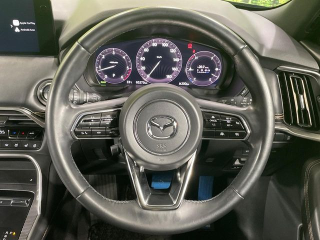 【ステアリングヒーター】冬場に冷たくなりやすい革巻きステアリングを、スイッチ一つで素早く適温に!エアコンよりも早く温まってくれるので、寒い日の運転も快適になりますね♪