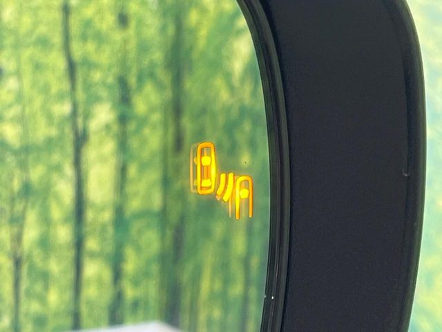 【ブラインドスポットモニター】走行中、ドアミラーの死角になりやすい箇所に後続車が接近するとサイドミラーのレンズに警告を表示!ドライバーに注意喚起をしてくれます。
