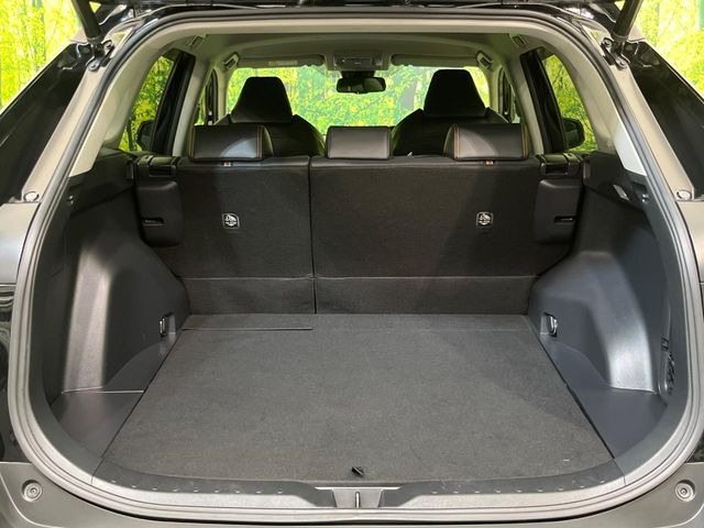 積み下ろしのしやすいデッキにはたっぷりと荷物を積み込んでいただけます。遊びから仕事まで、様々なシーンで頼れます♪