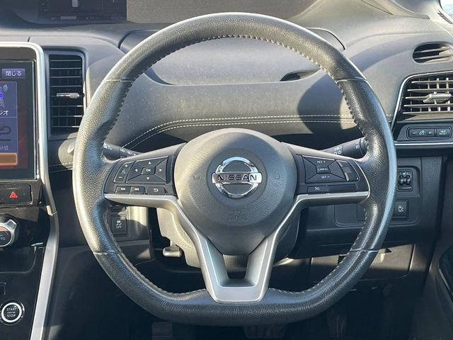 �C���e���A�ɍ��킹���f�U�C���̃X�e�A�����O�́A�^�]�������̂��Ƃ��l���A�^�]���₷���`��A�傫���ł��B�����x�A���ۂɐG���Ă��m���߂��������B