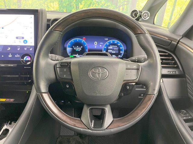 �C���e���A�ɍ��킹���f�U�C���̃X�e�A�����O�́A�^�]�������̂��Ƃ��l���A�^�]���₷���`��A�傫���ł��B�����x�A���ۂɐG���Ă��m���߂��������B