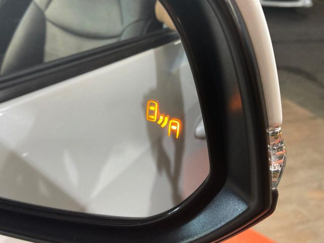 【ブラインドスポットモニター】走行中、ドアミラーの死角になりやすい箇所に後続車が接近するとサイドミラーのレンズに警告を表示!ドライバーに注意喚起をしてくれます。