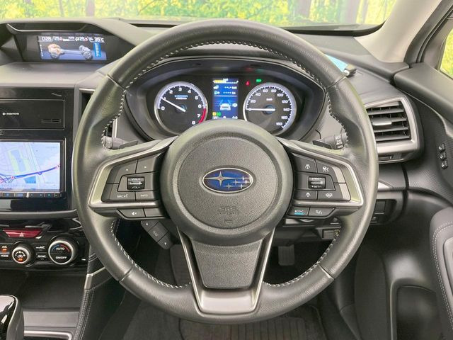 �C���e���A�ɍ��킹���f�U�C���̃X�e�A�����O�́A�^�]�������̂��Ƃ��l���A�^�]���₷���`��A�傫���ł��B�����x�A���ۂɐG���Ă��m���߂��������B