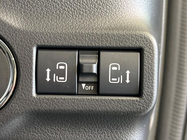 【両側パワースライドドア】スマートキーや運転席のスイッチで後席両側スライドドアの開閉が可能♪電動だから力を入れてドアを開ける必要が無く、小さなお子様でも簡単に開け閉めでき快適です♪