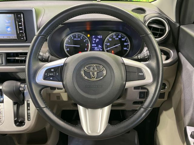 �C���e���A�ɍ��킹���f�U�C���̃X�e�A�����O�́A�^�]�������̂��Ƃ��l���A�^�]���₷���`��A�傫���ł��B�����x�A���ۂɐG���Ă��m���߂��������B