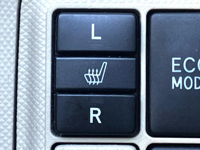 ★【シートヒーター】ボタン一つで座面を暖めてくれるシートヒーター☆長時間の運転も腰の疲れを軽減してくれます♪冬場にも嬉しい装備ですね