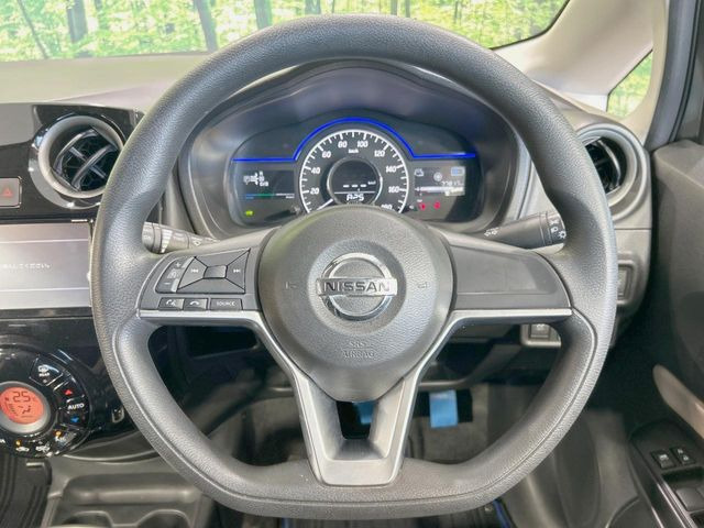 �C���e���A�ɍ��킹���f�U�C���̃X�e�A�����O�́A�^�]�������̂��Ƃ��l���A�^�]���₷���`��A�傫���ł��B�����x�A���ۂɐG���Ă��m���߂��������B