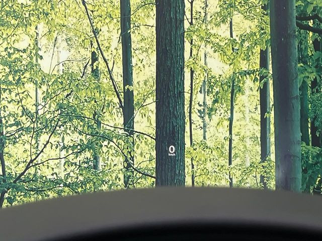 【ヘッドアップディスプレイ】現在の速度や走行情報をデジタル表示で運転席前方のガラスに投影!運転中、目線をずらさず必要な情報を確認できるのでとっても便利で安心!